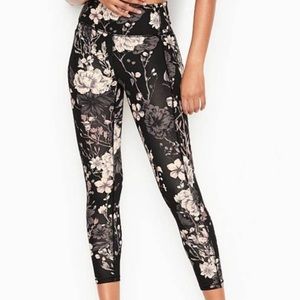 VICTORIA'S SECRET Incredible Essential Legging Black floral Size 6